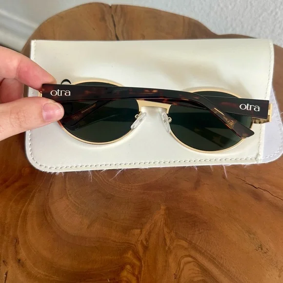 Chic Otra “Echo” Gold and Black Sunglasses - Picture 6 of 13